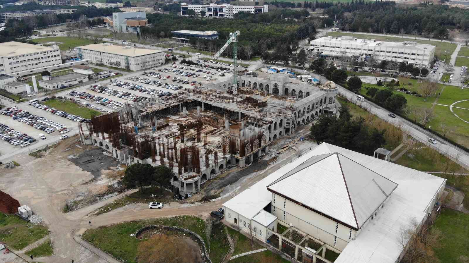Bursa’nın görkemli camisinde kaba inşaat bitme aşamasına geldi Bursa’nın en büyük cami ve külliye inşaatında sona yaklaşıldı. İnşaat alanı 25 bin metre kareyi bulan caminin önümüzdeki yılın sonlarına doğru ...