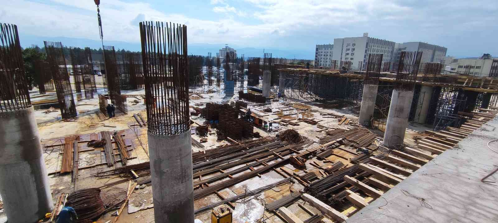 Bursa’nın görkemli camisinde kaba inşaat bitme aşamasına geldi Bursa’nın en büyük cami ve külliye inşaatında sona yaklaşıldı. İnşaat alanı 25 bin metre kareyi bulan caminin önümüzdeki yılın sonlarına doğru ...