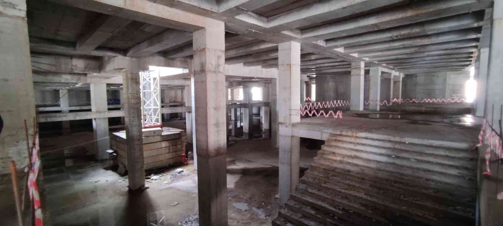 Bursa’nın görkemli camisinde kaba inşaat bitme aşamasına geldi Bursa’nın en büyük cami ve külliye inşaatında sona yaklaşıldı. İnşaat alanı 25 bin metre kareyi bulan caminin önümüzdeki yılın sonlarına doğru ...