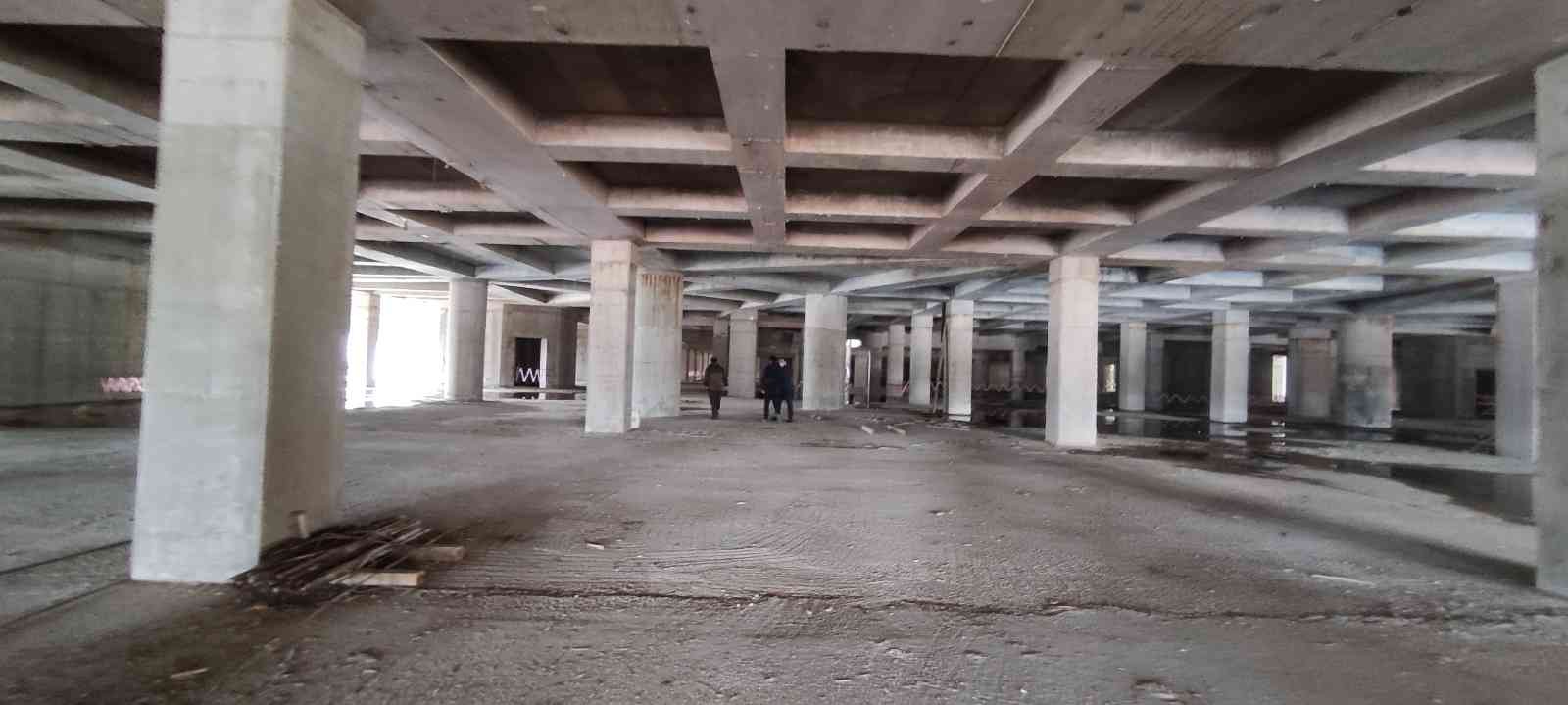 Bursa’nın görkemli camisinde kaba inşaat bitme aşamasına geldi Bursa’nın en büyük cami ve külliye inşaatında sona yaklaşıldı. İnşaat alanı 25 bin metre kareyi bulan caminin önümüzdeki yılın sonlarına doğru ...