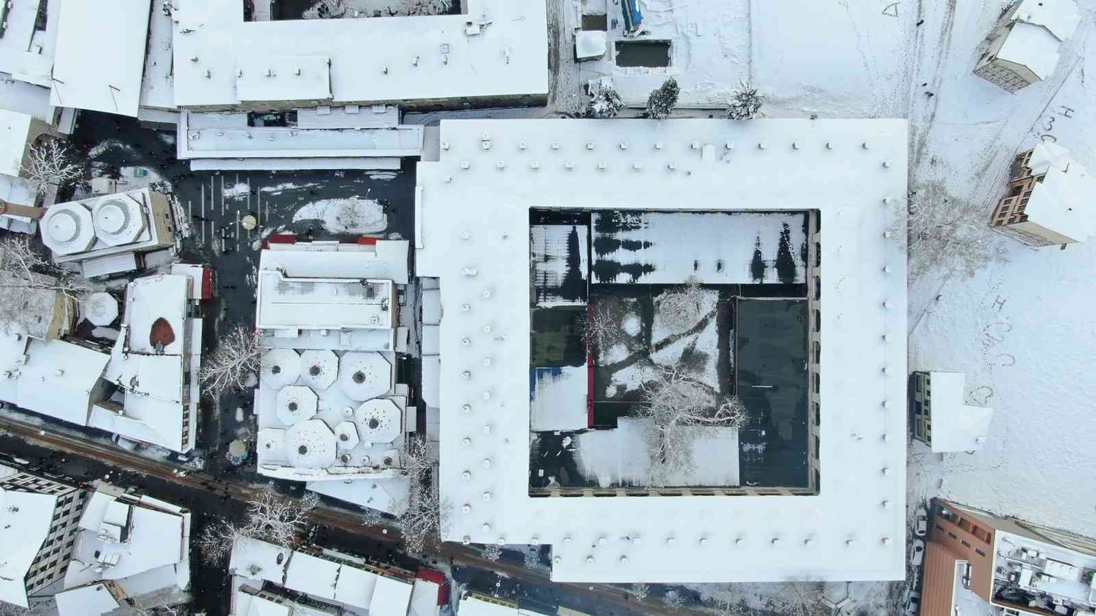 Bursa’nın simge yerlerinden kar manzaraları Bursa’da simge haline gelen mekanlar beyaza büründü. Bursa’nın güzellikleri havadan da böyle görüntülendi. Bursa’da 2 gündür etkili olan kar ...