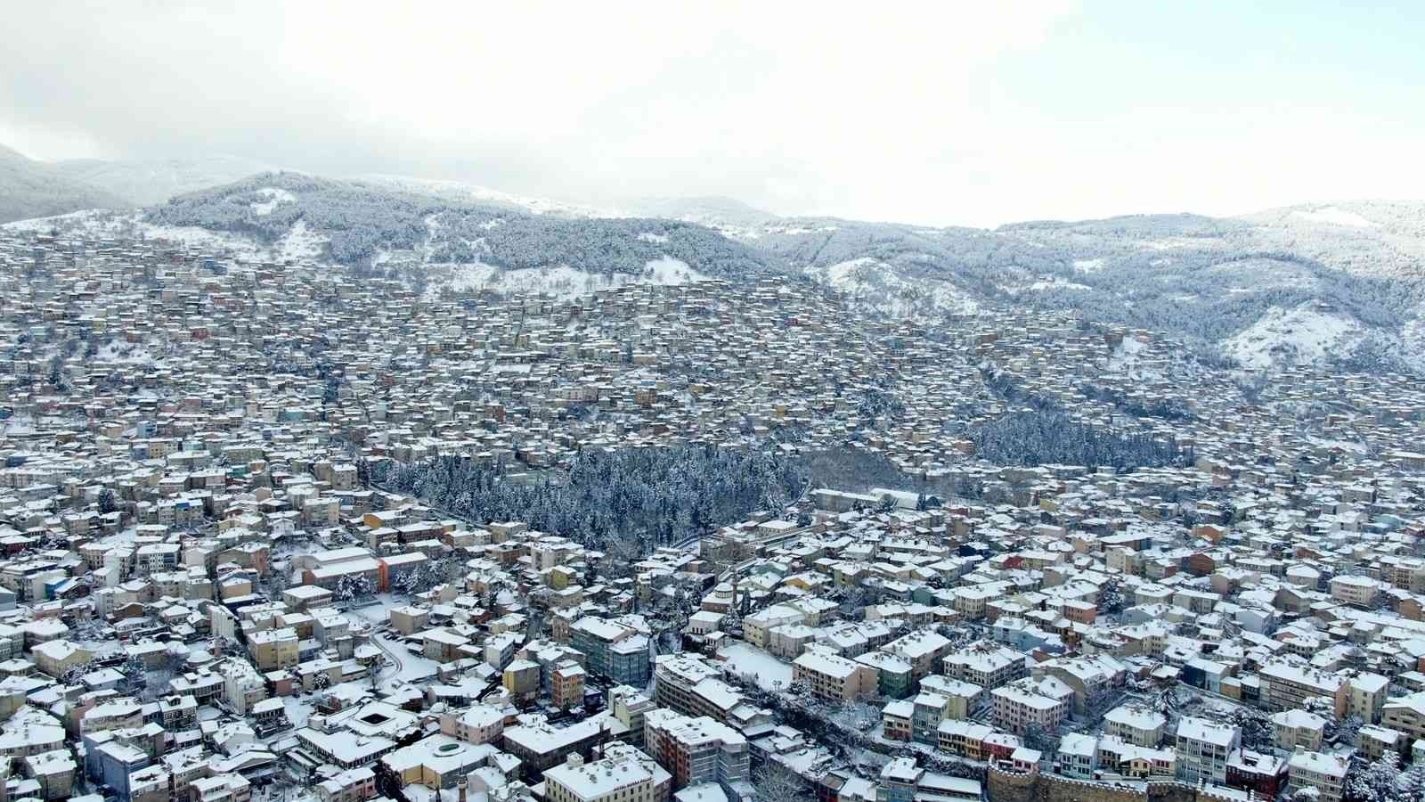 Bursa’nın simge yerlerinden kar manzaraları Bursa’da simge haline gelen mekanlar beyaza büründü. Bursa’nın güzellikleri havadan da böyle görüntülendi. Bursa’da 2 gündür etkili olan kar ...