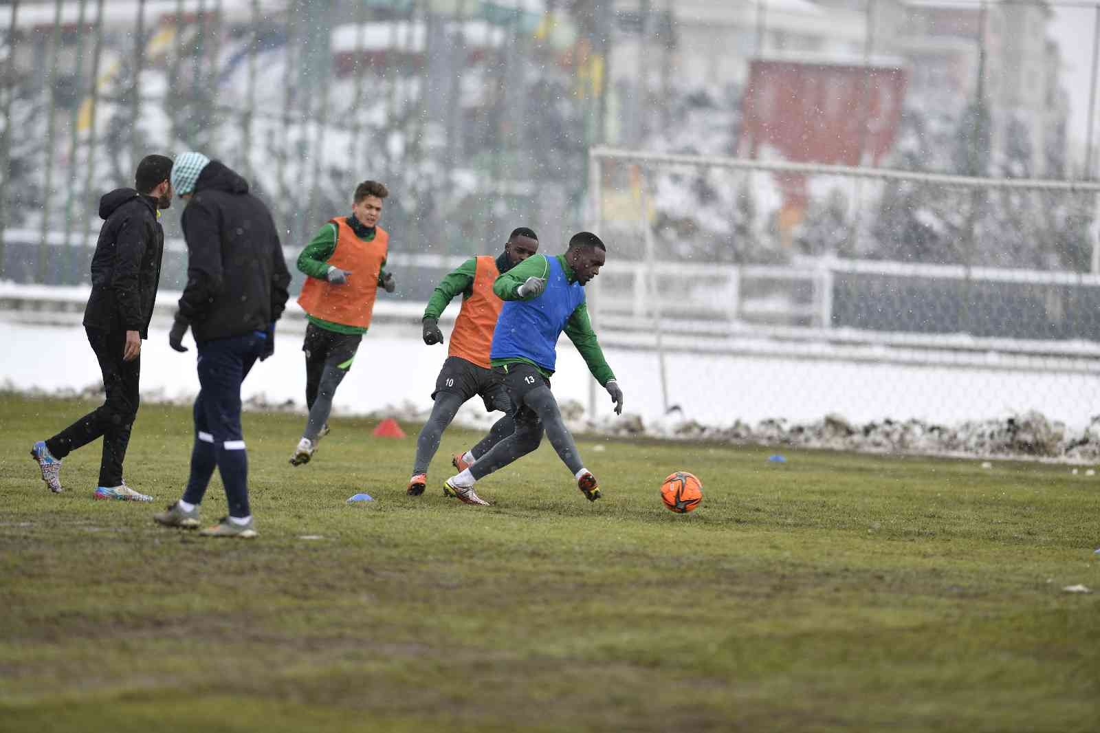 Bursaspor, Balıkesirspor maçı hazırlıklarına bugün yaptığı antrenmanla devam etti. Yeşil-beyazlı takım yarı sahada çift kale maç yaptı. Spor Toto ...