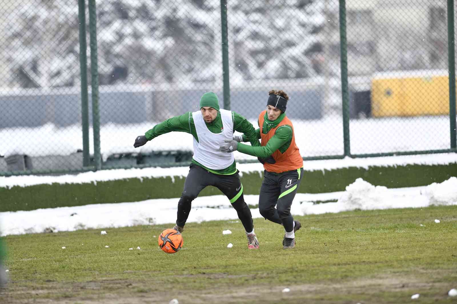 Bursaspor, Balıkesirspor maçı hazırlıklarına bugün yaptığı antrenmanla devam etti. Yeşil-beyazlı takım yarı sahada çift kale maç yaptı. Spor Toto ...