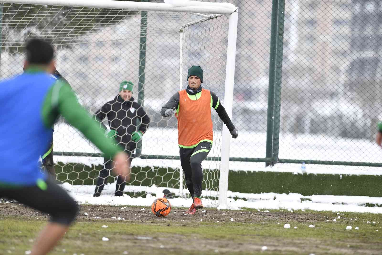 Bursaspor çift kale maç yaptı Bursaspor, Balıkesirspor maçı hazırlıklarına bugün yaptığı antrenmanla devam etti. Yeşil-beyazlı takım yarı sahada çift kale maç yaptı. Spor Toto ...