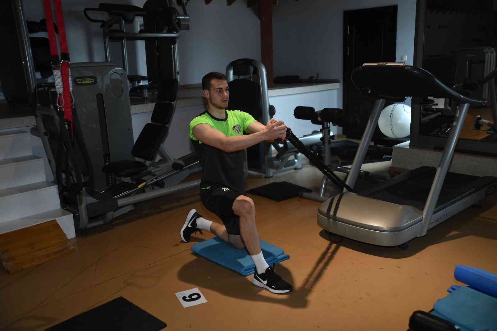 Bursaspor kondisyon salonunda çalıştı Bursaspor günün ilk antrenmanını sabah saatlerinde kondisyon salonunda gerçekleştirdi. Yeşil-beyazlı takım akşam saatlerinde yapacağı idmanla ...