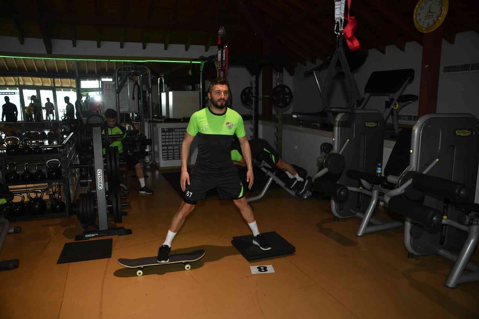 Bursaspor kondisyon salonunda çalıştı Bursaspor günün ilk antrenmanını sabah saatlerinde kondisyon salonunda gerçekleştirdi. Yeşil-beyazlı takım akşam saatlerinde yapacağı idmanla ...