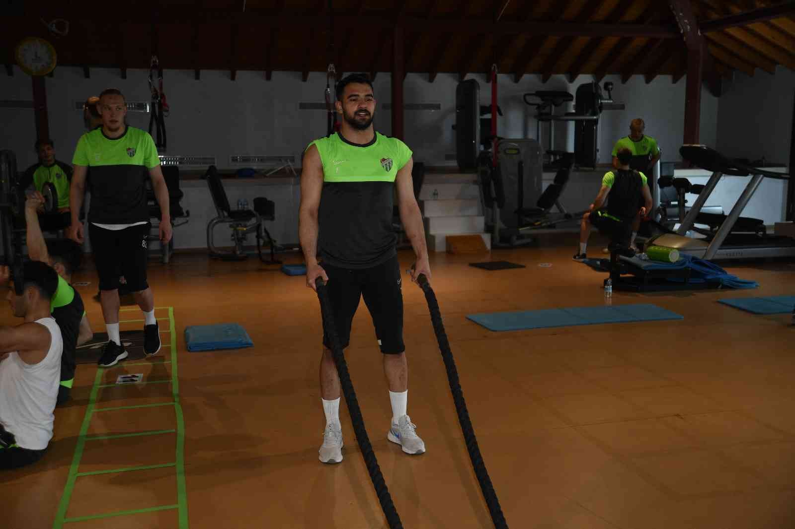 Bursaspor kondisyon salonunda çalıştı Bursaspor günün ilk antrenmanını sabah saatlerinde kondisyon salonunda gerçekleştirdi. Yeşil-beyazlı takım akşam saatlerinde yapacağı idmanla ...