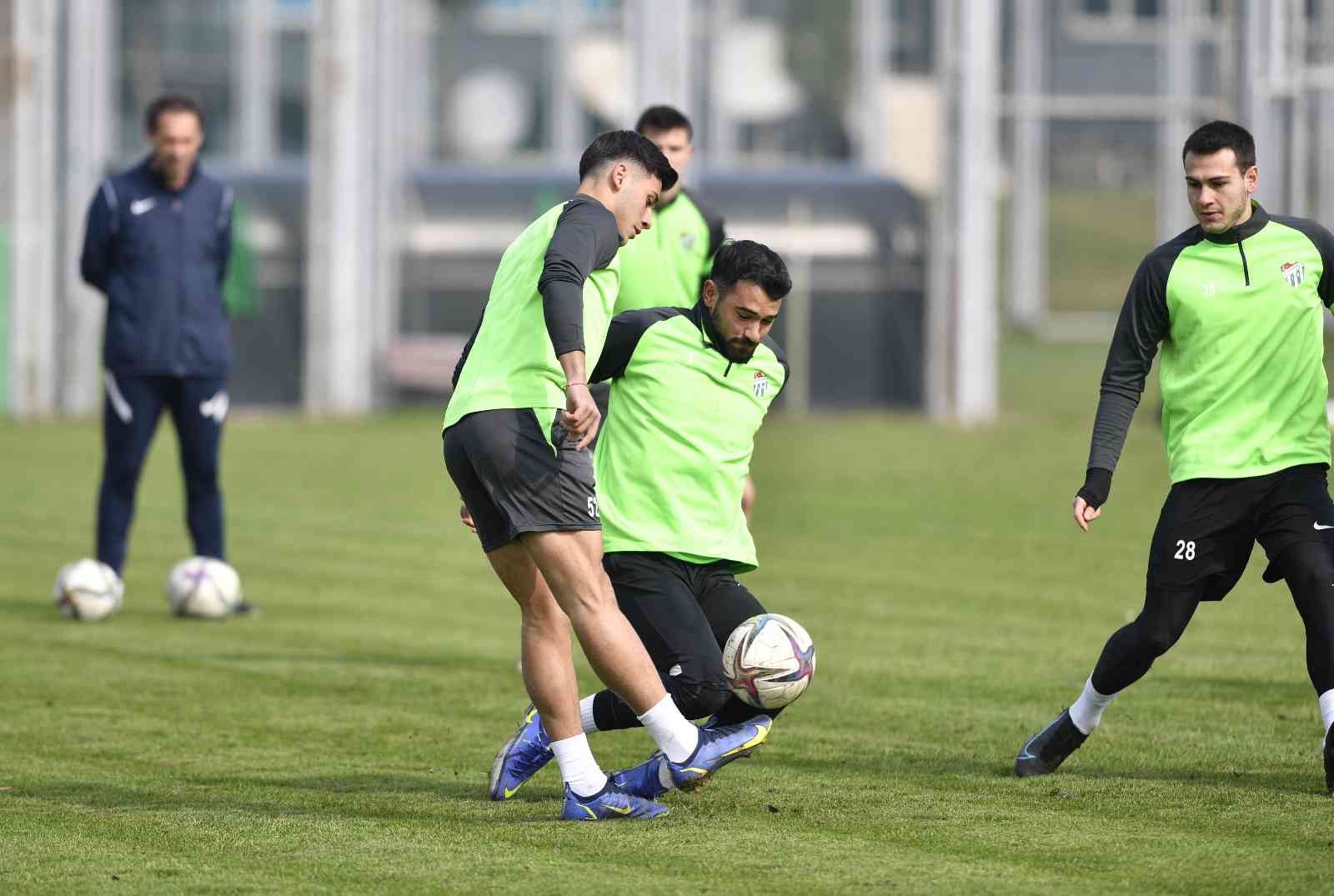 Bursaspor şut çalıştı Boluspor maçı hazırlıklarına devam eden Bursaspor’un bugünkü antrenmanında şut çalışması gerçekleşti. Teknik Direktör Tamer Tuna, futbolcularının ...