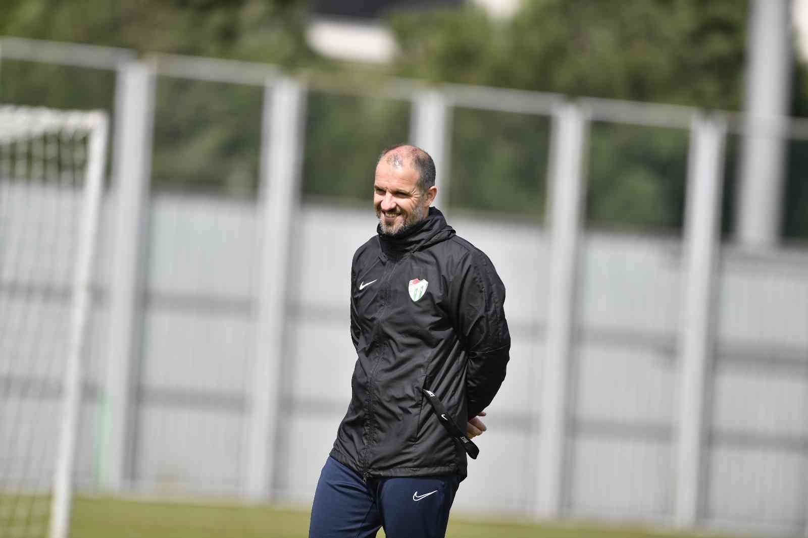 Bursaspor taktik antrenman yaptı Spor Toto 1. Lig’in 30. haftasında deplasmanda Ankara Keçiörengücü ile karşılaşacak Bursaspor, bugün sabah saatlerinde yaptığı günün ilk ...