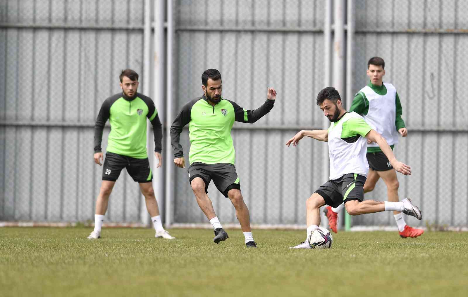 Bursaspor taktik antrenman yaptı Spor Toto 1. Lig’in 30. haftasında deplasmanda Ankara Keçiörengücü ile karşılaşacak Bursaspor, bugün sabah saatlerinde yaptığı günün ilk ...
