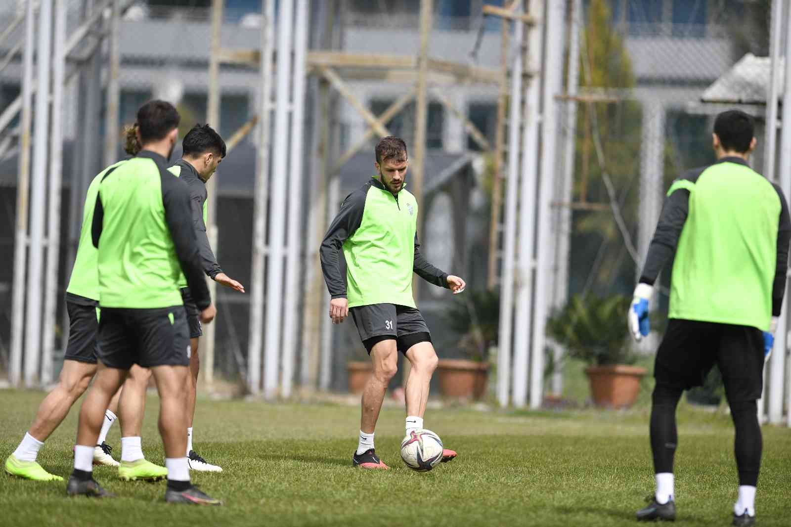 Bursaspor taktik antrenman yaptı Spor Toto 1. Lig’in 30. haftasında deplasmanda Ankara Keçiörengücü ile karşılaşacak Bursaspor, bugün sabah saatlerinde yaptığı günün ilk ...