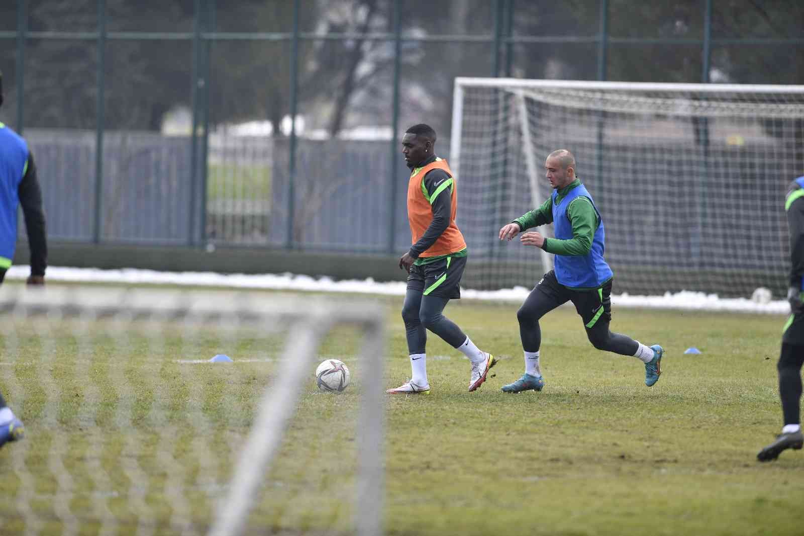 Bursaspor’da Balıkesirspor maçı hazırlıkları sürüyor Bursaspor, Spor Toto 1. Lig’in 29. haftasında karşılaşacağı Balıkesirspor maçı hazırlıklarına bugün yaptığı antrenmanla devam etti. Yeşil-beyazlı ...