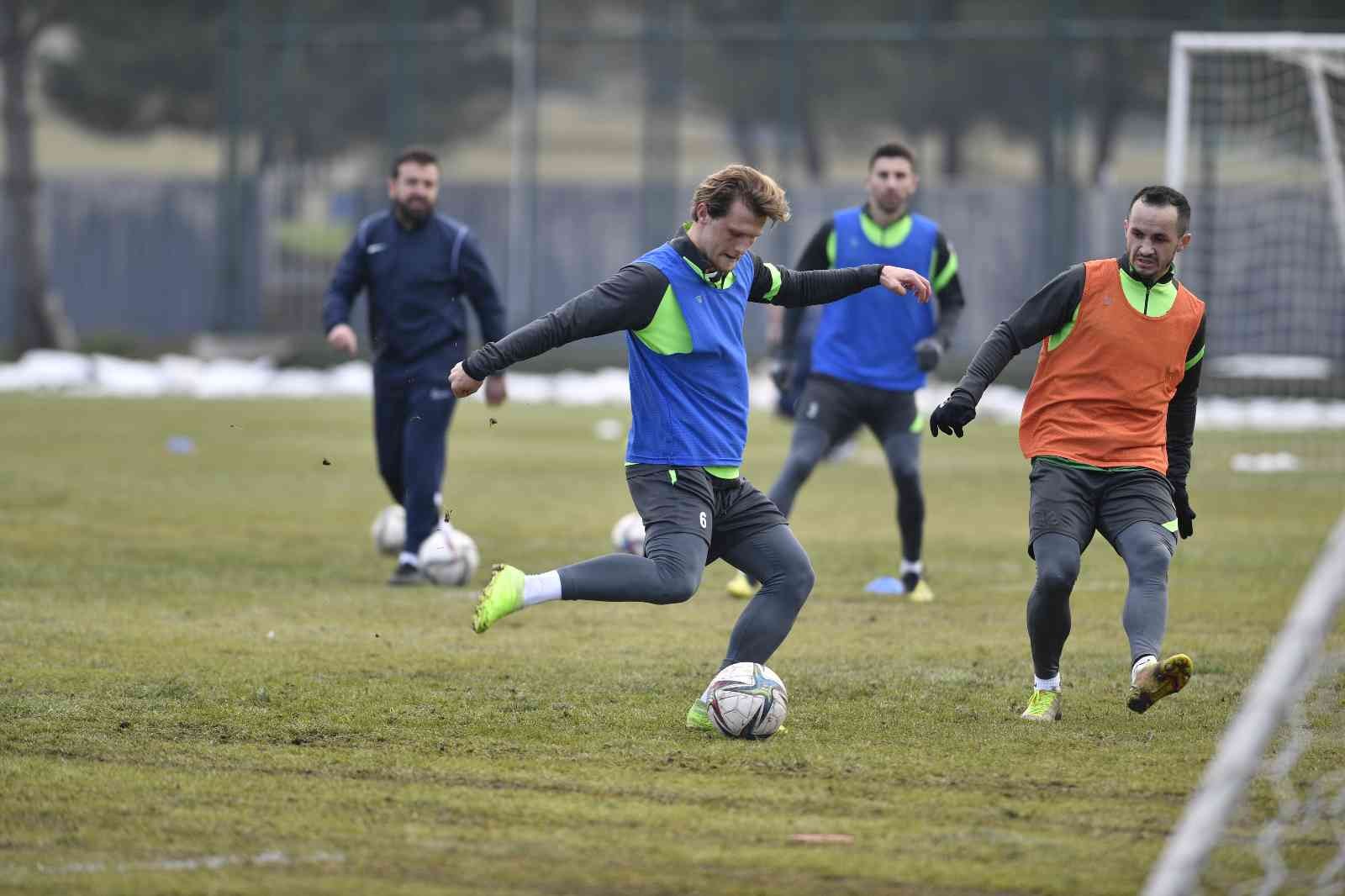 Bursaspor’da Balıkesirspor maçı hazırlıkları sürüyor Bursaspor, Spor Toto 1. Lig’in 29. haftasında karşılaşacağı Balıkesirspor maçı hazırlıklarına bugün yaptığı antrenmanla devam etti. Yeşil-beyazlı ...