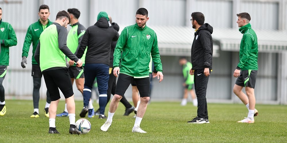 Bursaspor’da kadro dışı bırakılan Kubilay Sönmez affedildi Bursaspor Kulübü, daha önce kadro dışı bıraktığı Kubilay Sönmez’in affedildiğini ve çalışmalarına Özlüce İbrahim Yazıcı Tesisleri’nde devam ...