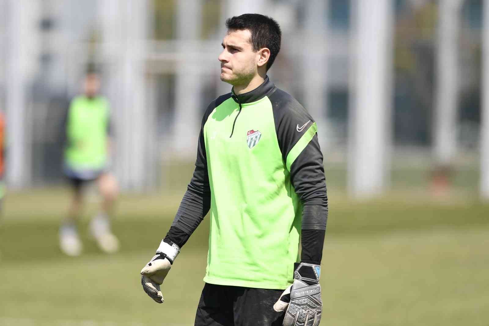 Bursaspor’da tempo arttı Bursaspor bugünkü antrenmanda tempolu koşular yaptı. Teknik Direktör Mustafa Er, oyuncularının kondisyonları ile ilgili notlar aldı. Spor Toto 1 ...