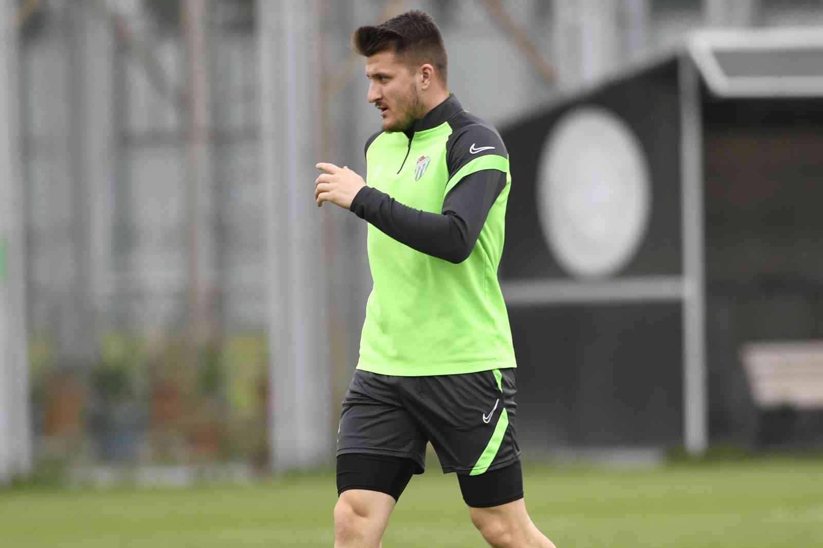 Bursaspor’da tempo arttı Bursaspor bugünkü antrenmanda tempolu koşular yaptı. Teknik Direktör Mustafa Er, oyuncularının kondisyonları ile ilgili notlar aldı. Spor Toto 1 ...