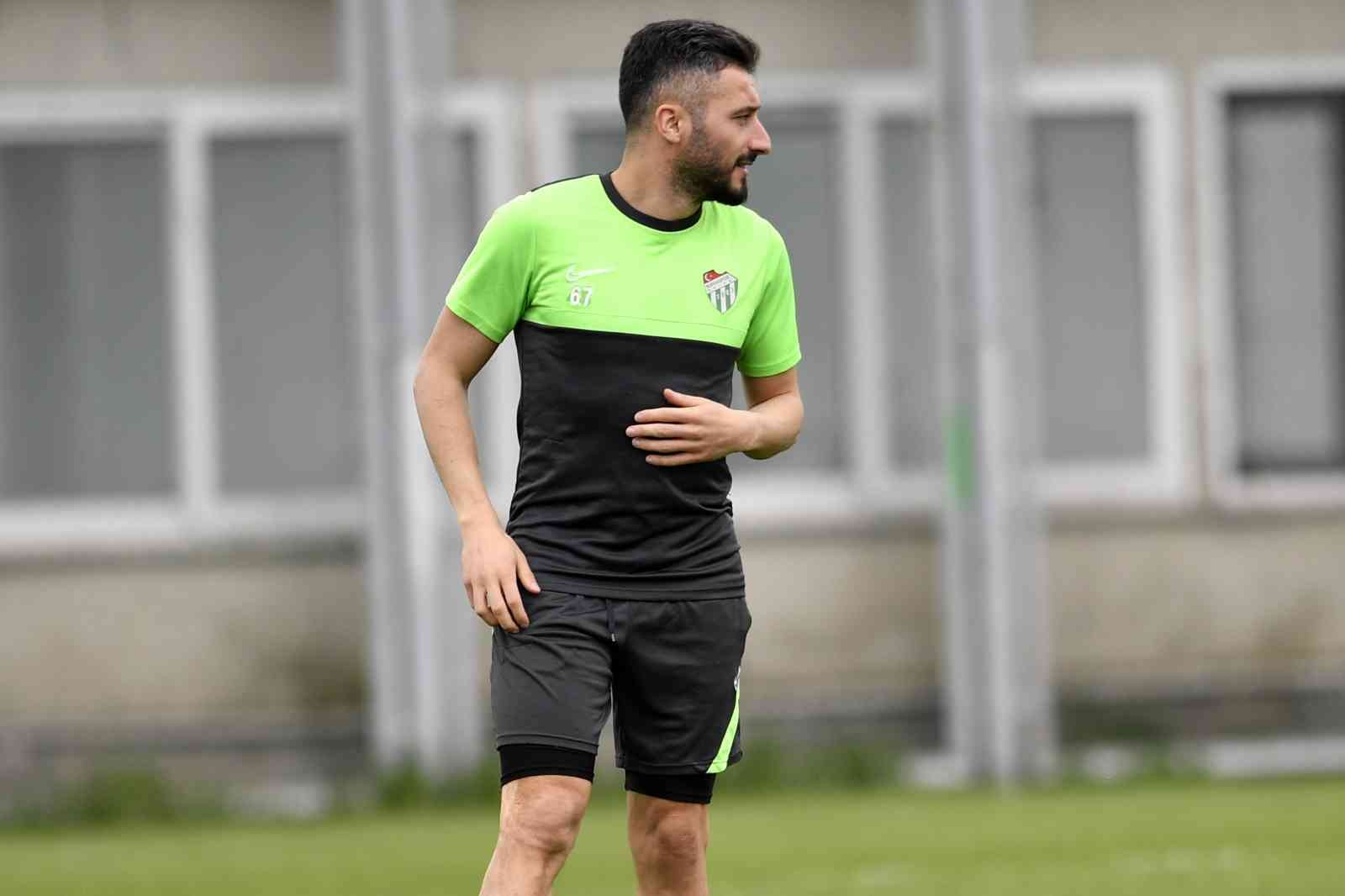 Bursaspor’da tempo arttı Bursaspor bugünkü antrenmanda tempolu koşular yaptı. Teknik Direktör Mustafa Er, oyuncularının kondisyonları ile ilgili notlar aldı. Spor Toto 1 ...