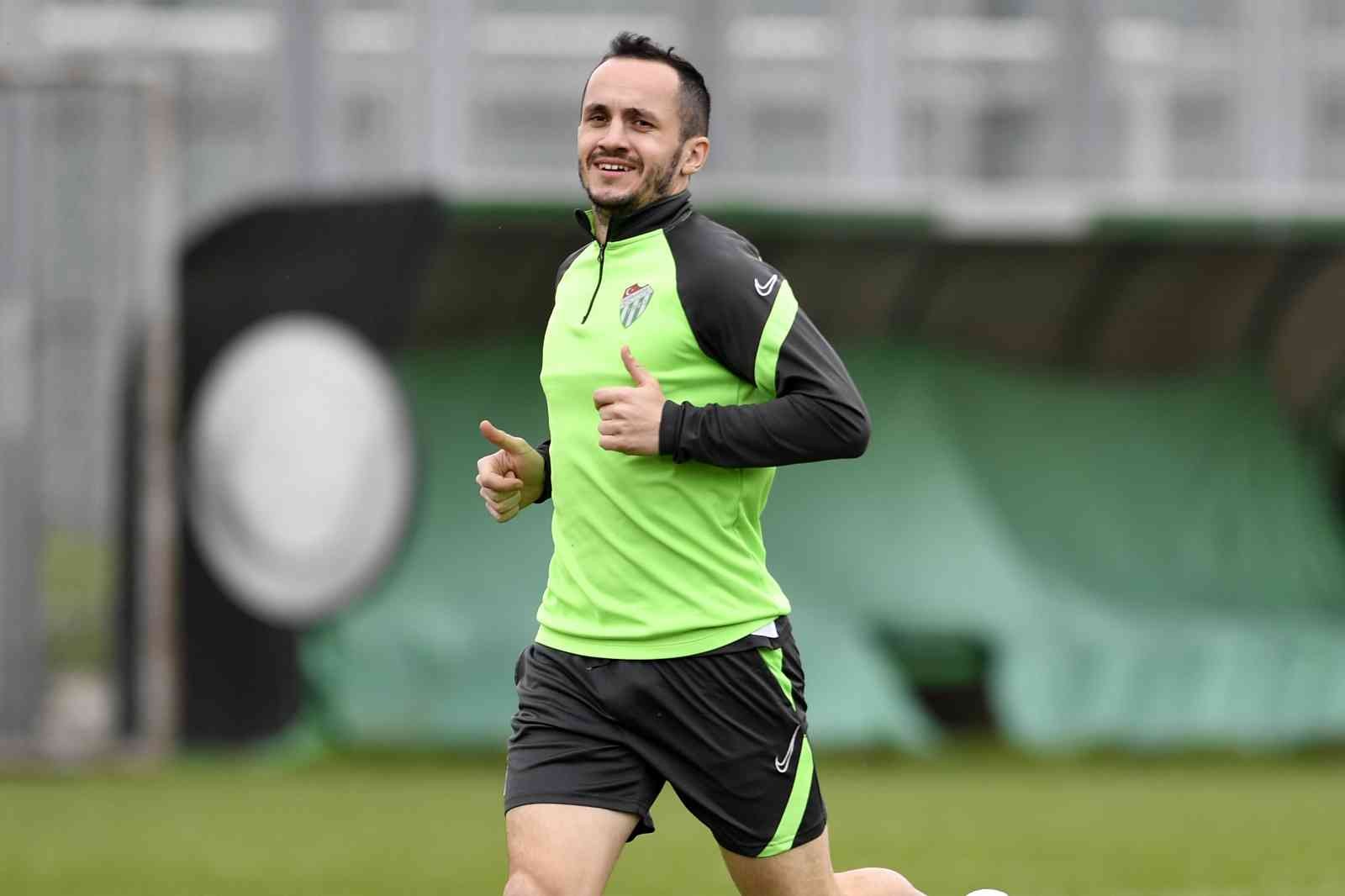 Bursaspor’da tempo arttı Bursaspor bugünkü antrenmanda tempolu koşular yaptı. Teknik Direktör Mustafa Er, oyuncularının kondisyonları ile ilgili notlar aldı. Spor Toto 1 ...