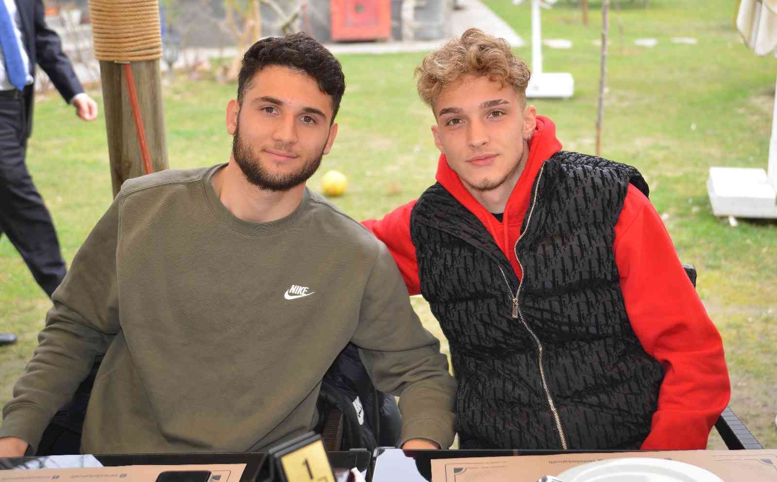 Bursasporlu futbolcular, teknik heyet ve yönetim moral depoladı - Yeşil-beyazlılar kahvaltıda buluştu Bursaspor, Cumartesi günü karşılaşacağı Ankara Keçiörengücü maçı öncesi moral depoladı. Yeşil-beyazlı futbolcular, teknik heyet ve yönetim, bu ...