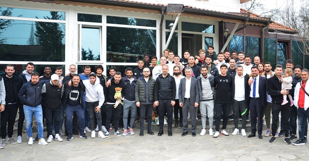 Bursasporlu futbolcular, teknik heyet ve yönetim moral depoladı - Yeşil-beyazlılar kahvaltıda buluştu Bursaspor, Cumartesi günü karşılaşacağı Ankara Keçiörengücü maçı öncesi moral depoladı. Yeşil-beyazlı futbolcular, teknik heyet ve yönetim, bu ...