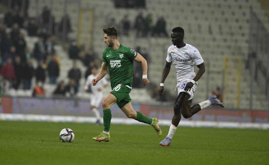 bursasporun-en-agresif-futbolcusu-ismail-yuksek-ztNWc21z.jpg