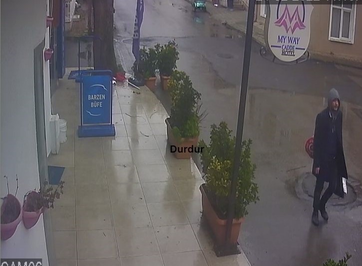 Büyükada’da otelde yangın çıkaran kundakçı Gebze’de yakalandı Büyükada’da bir otele molotof kokteyli benzeri yanıcı madde ile giren şahıs otelde yangın çıkardı. Şahsı yakalamak için çalışma başlatan polis ...