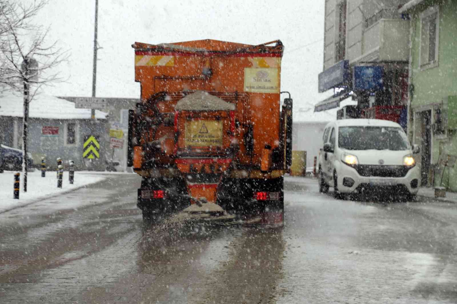 Büyükçekmece kar yağışına teslim olmadı İstanbul’da 3 gündür devam kar yağışı zaman zaman Büyükçekmece’de de yoğun olarak etkisini gösterirken, Büyükçekmece Belediyesi ekipleri 65 araç ...