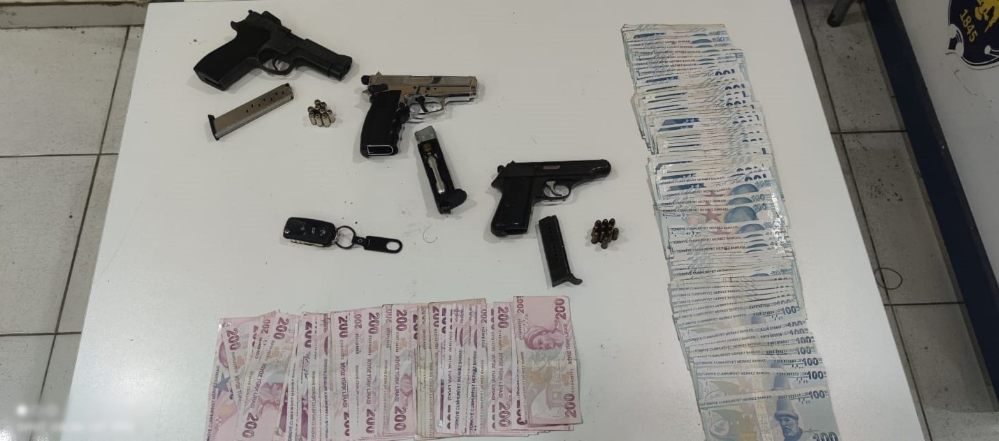 Büyükçekmece’de hastanede doktora hırsızlık şoku Büyükçekmece’de bir hastaneye girerek doktorun kilitli özel dolabını kırıp 70 bin lira değerinde ziynet eşya ve aracın anahtarını çalan hırsız ...