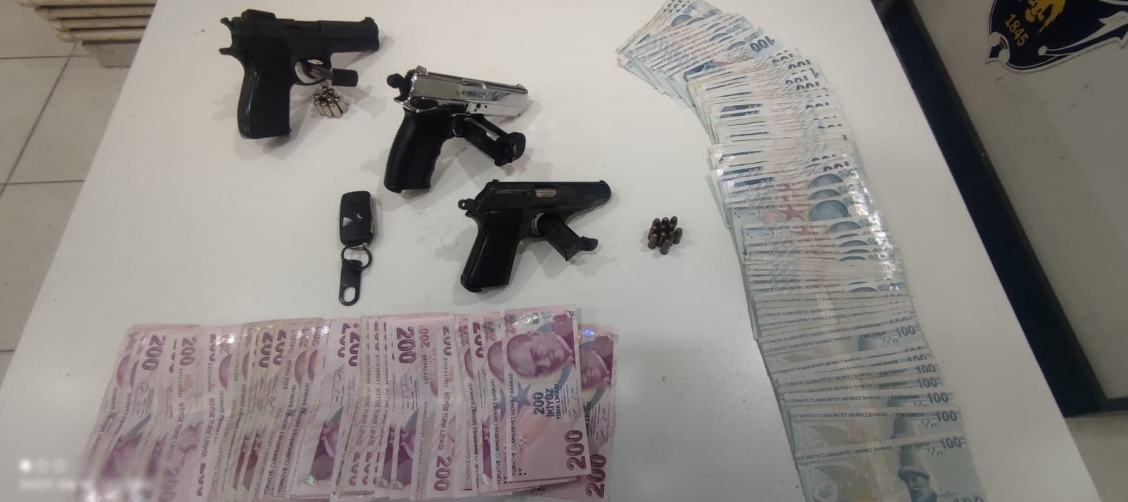 Büyükçekmece’de hastanede doktora hırsızlık şoku Büyükçekmece’de bir hastaneye girerek doktorun kilitli özel dolabını kırıp 70 bin lira değerinde ziynet eşya ve aracın anahtarını çalan hırsız ...