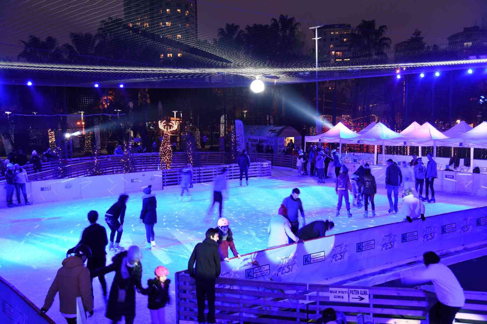 Buzzfest bu yıl yüz binin üzerinde ziyaretçi ağırladı Sadece Kadıköylülere değil her yaştan tüm İstanbullulara eğlenceli vakit geçirme imkânı sunan kış festivali Buzzfest, sona erdi. İki ay boyunca ...