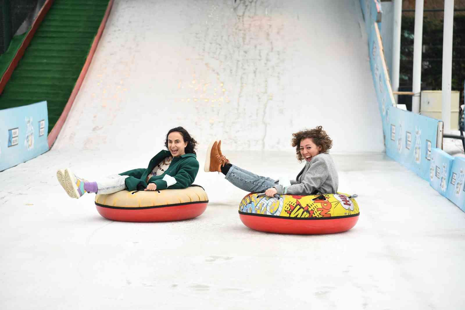 Buzzfest bu yıl yüz binin üzerinde ziyaretçi ağırladı Sadece Kadıköylülere değil her yaştan tüm İstanbullulara eğlenceli vakit geçirme imkânı sunan kış festivali Buzzfest, sona erdi. İki ay boyunca ...