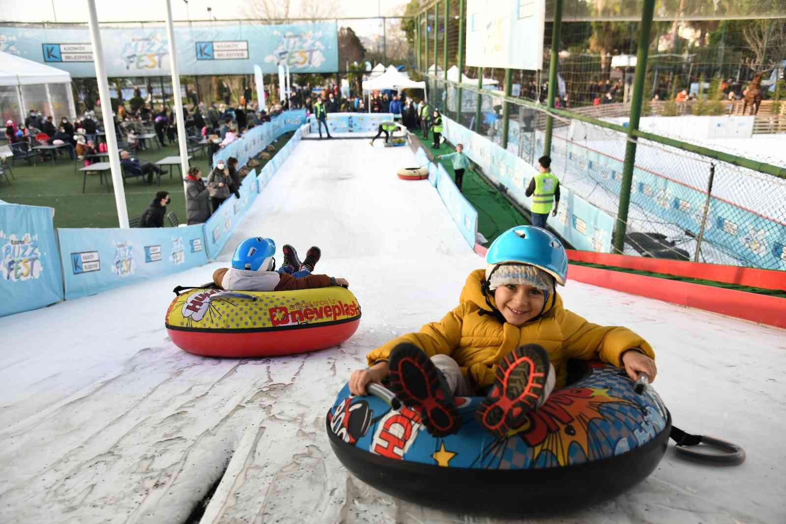 Buzzfest bu yıl yüz binin üzerinde ziyaretçi ağırladı Sadece Kadıköylülere değil her yaştan tüm İstanbullulara eğlenceli vakit geçirme imkânı sunan kış festivali Buzzfest, sona erdi. İki ay boyunca ...
