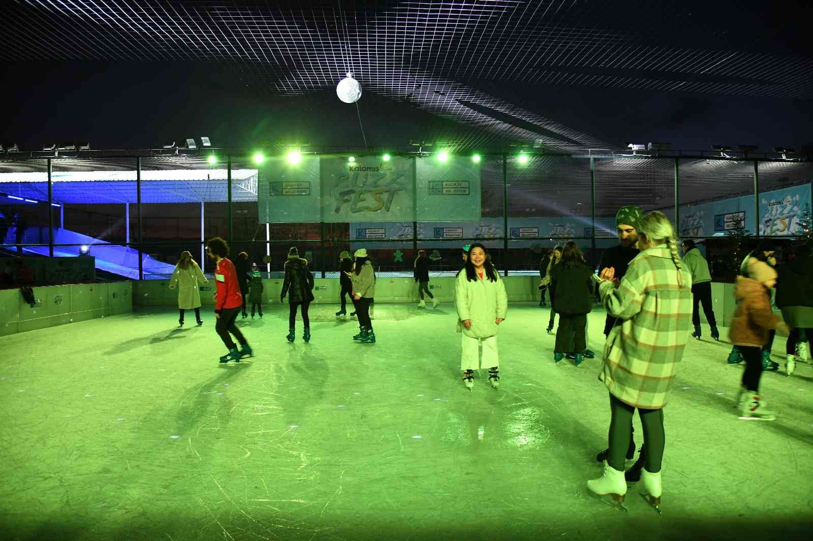 Buzzfest bu yıl yüz binin üzerinde ziyaretçi ağırladı Sadece Kadıköylülere değil her yaştan tüm İstanbullulara eğlenceli vakit geçirme imkânı sunan kış festivali Buzzfest, sona erdi. İki ay boyunca ...