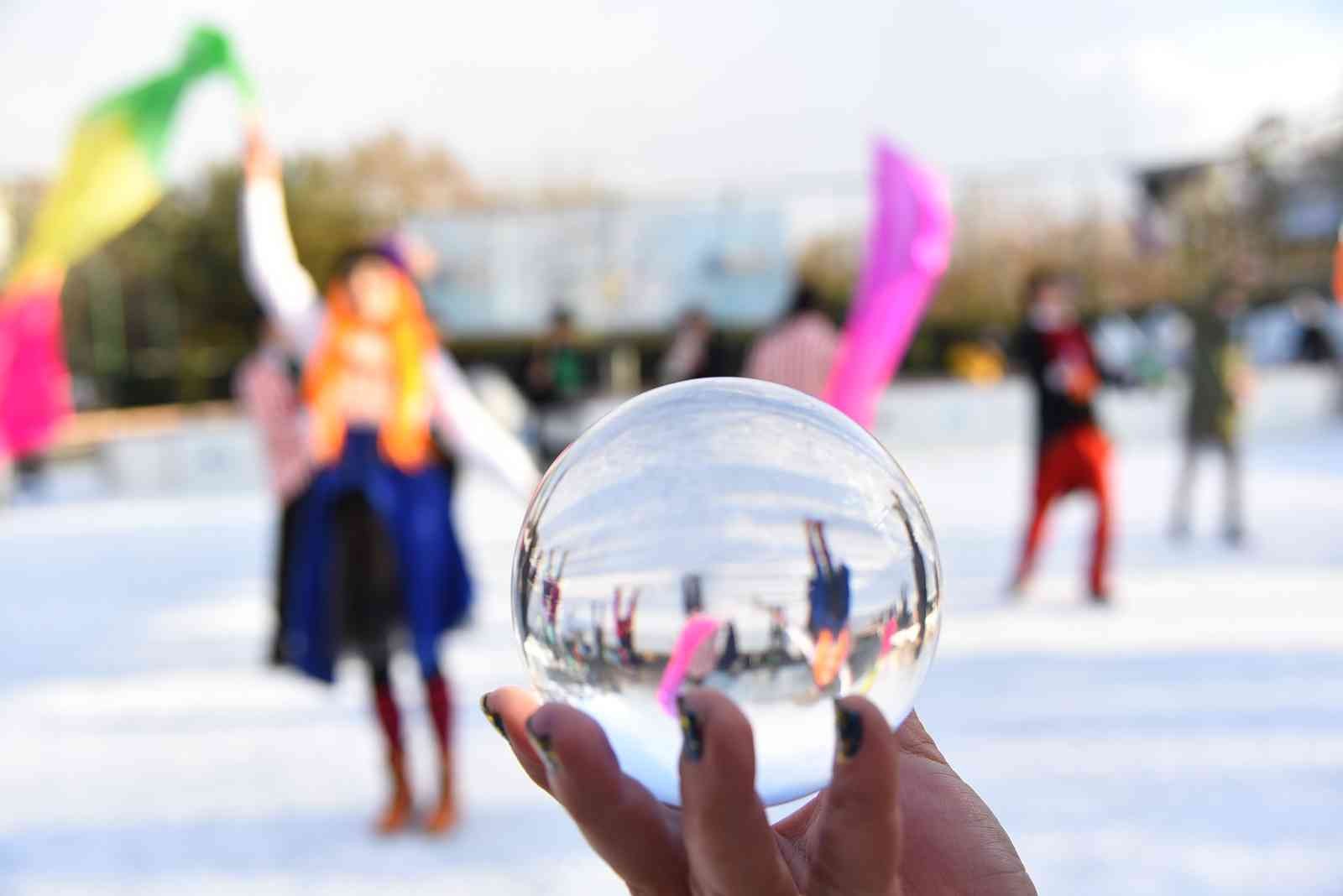 Buzzfest bu yıl yüz binin üzerinde ziyaretçi ağırladı Sadece Kadıköylülere değil her yaştan tüm İstanbullulara eğlenceli vakit geçirme imkânı sunan kış festivali Buzzfest, sona erdi. İki ay boyunca ...