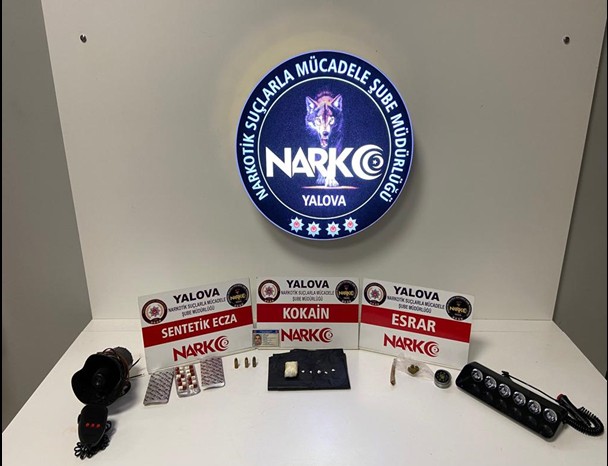 Çakar lamba ve polis sireni bulunan araçtan uyuşturucu çıktı Yalova’da, çakar lamba ve polis sireni bulunan otomobilde yapılan aramada kokain, esrar ve ecza grubu tablet ele geçirildi. Alınan bilgiye göre ...