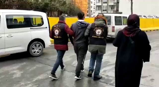Çaldığı araçlarla hırsızlık yapan suç makinesi son işinde yakayı ele verdi Esenyurt’ta oto hırsızlığı ve mala zarar verme gibi on suçtan kaydı olan hırsız, polis ekipleri tarafından kıskıvrak yakalandı. Şahsın çaldığı ...