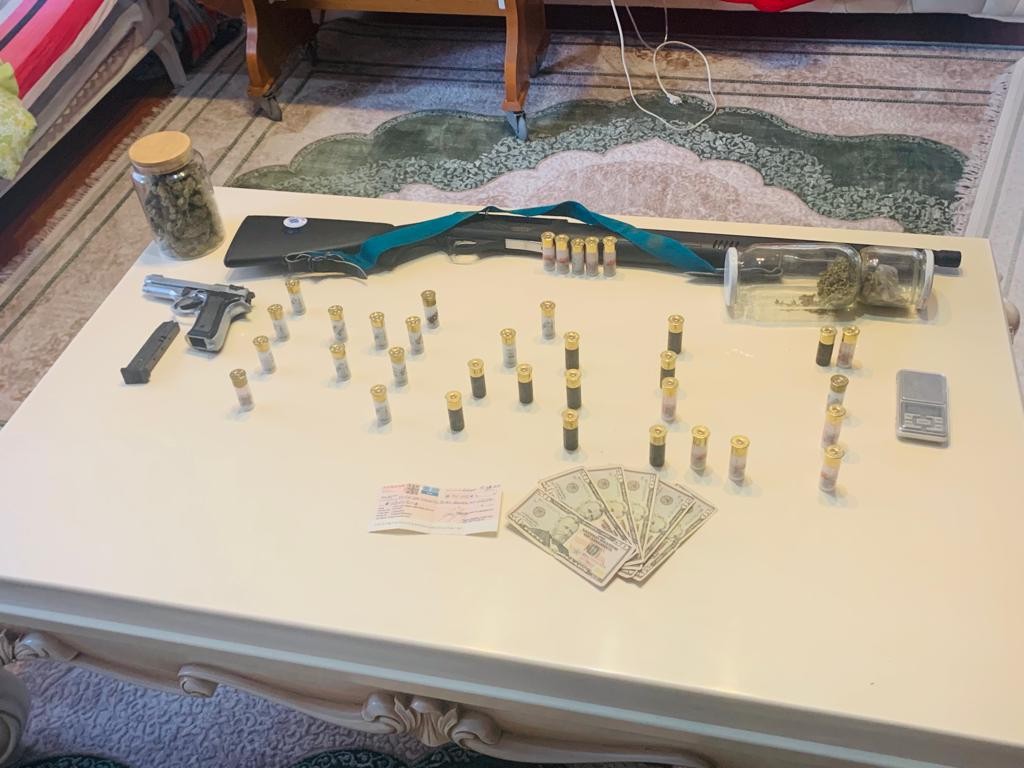 Çaldıkları çeklerle dolandırıcılık yapan şebekeye yönelik İstanbul merkezli 13 ilde operasyon başlatıldı. 59 şüphelinin yakalanması için başlatılan operasyonda çok sayıda dolandırıcının gözaltına alındığı belirtildi. Çaldıkları çeklerle dolandırıcılık yapan şebekeye yönelik İstanbul merkezli 13 ilde operasyon başlatıldı. 59 şüphelinin yakalanması için ...