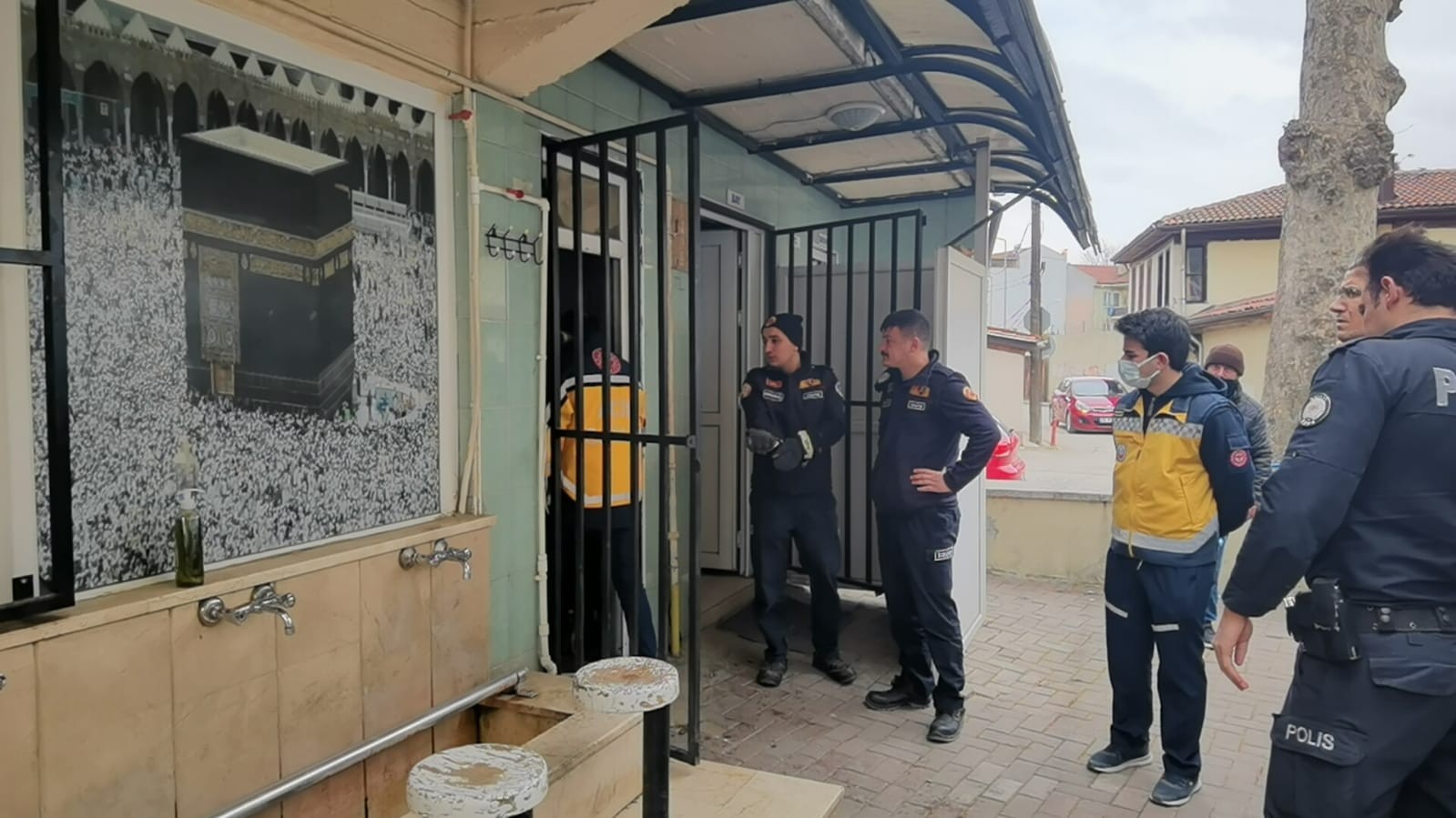 Cami görevlisi yaşlı adam evinde ölü bulundu Bursa’nın İnegöl ilçesinde bir camiinin tuvalet görevlisi, odasında ölü bulundu. Olay, Burhaniye Mahallesi Yeşilbursa Caddesi üzerinde bulunan ...