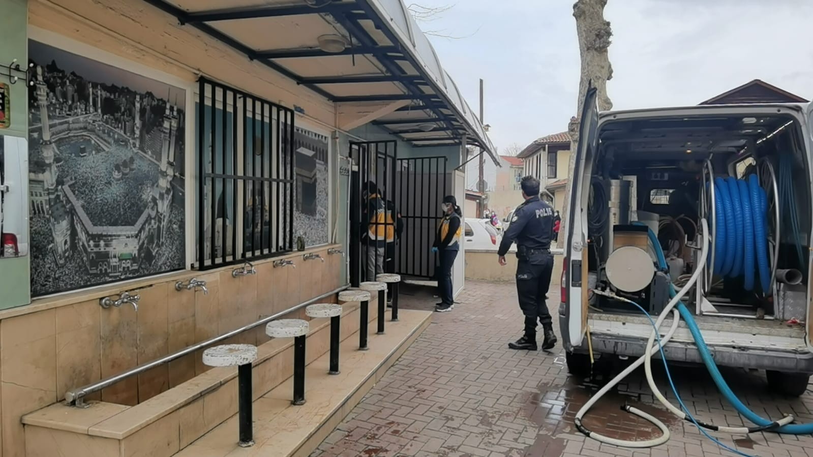 Cami görevlisi yaşlı adam evinde ölü bulundu Bursa’nın İnegöl ilçesinde bir camiinin tuvalet görevlisi, odasında ölü bulundu. Olay, Burhaniye Mahallesi Yeşilbursa Caddesi üzerinde bulunan ...