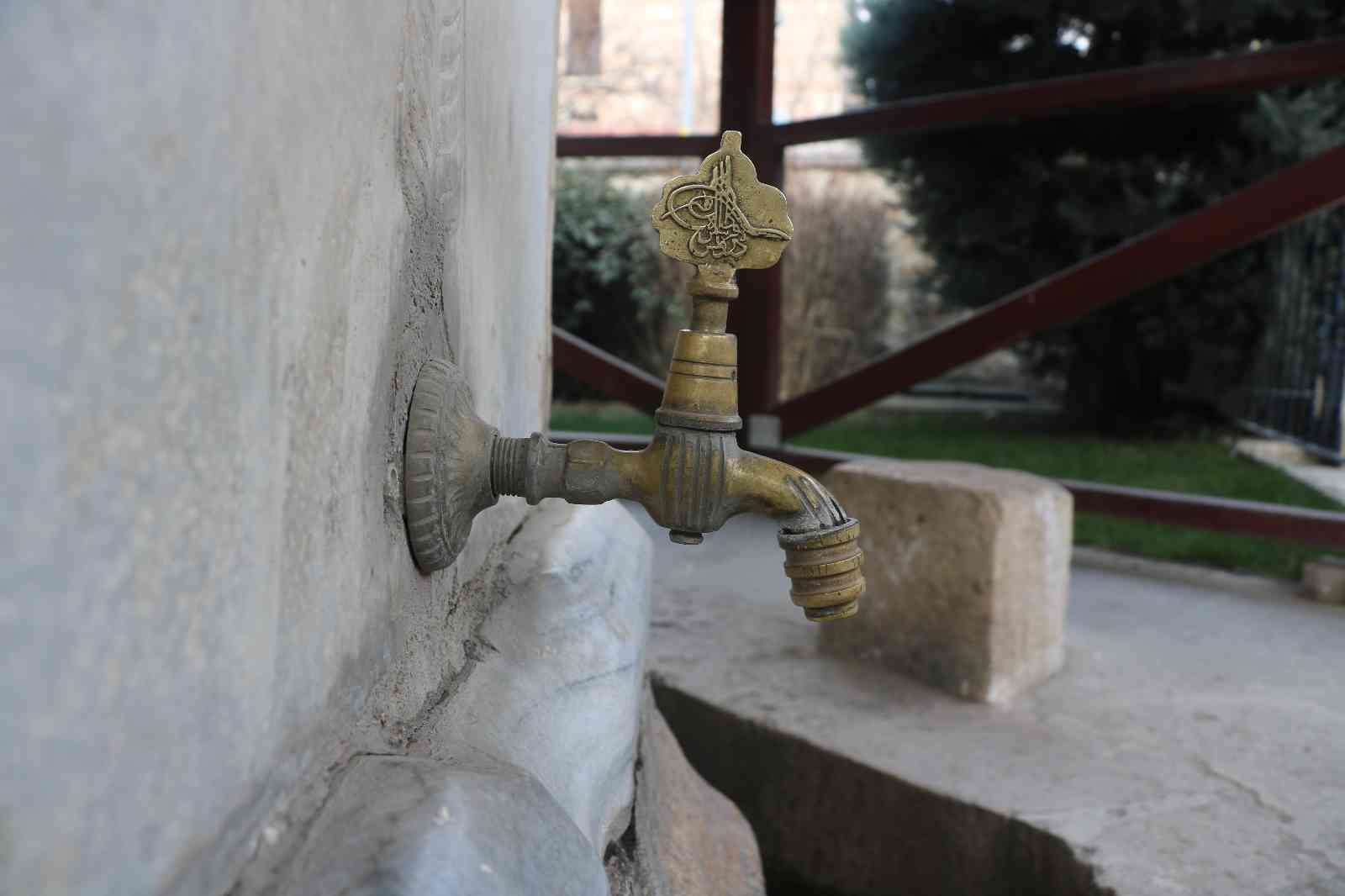 Cami musluklarını çaldılar EDİRNE (İHA) – Edirne’de tarihi caminin şadırvanında ve tuvaletlerde bulunan muslukların çalınma anı güvenlik kamerasına yansıdı. Alınan bilgiye ...