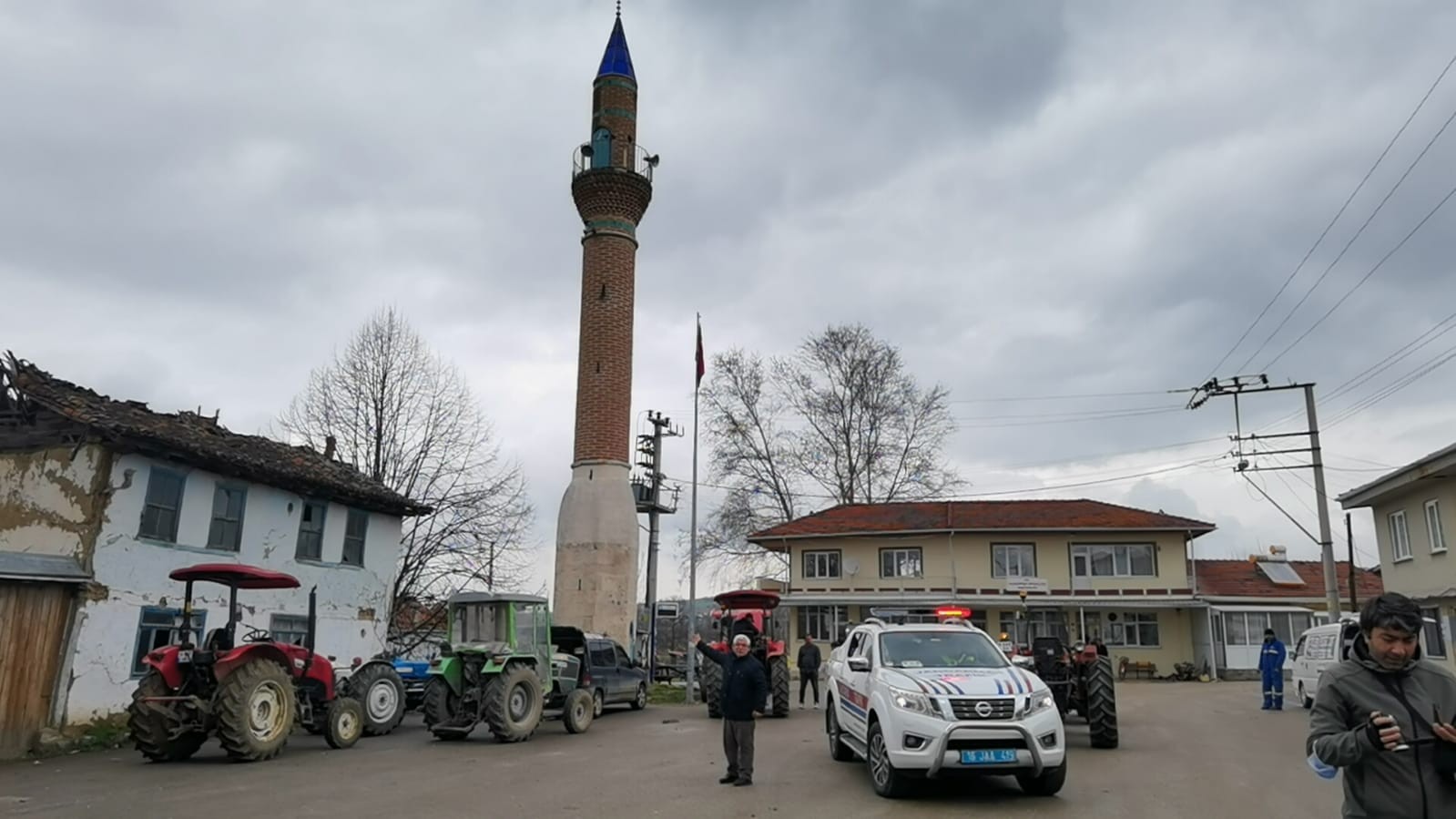 Camisiz minareyi görenler inanamıyor Bursa’nın İnegöl ilçesinde bulunan camisiz minare, görenleri hayrete düşürürken, Kaymakam Eren Arslan, minarenin daha elverişli hale gelmesi için ...