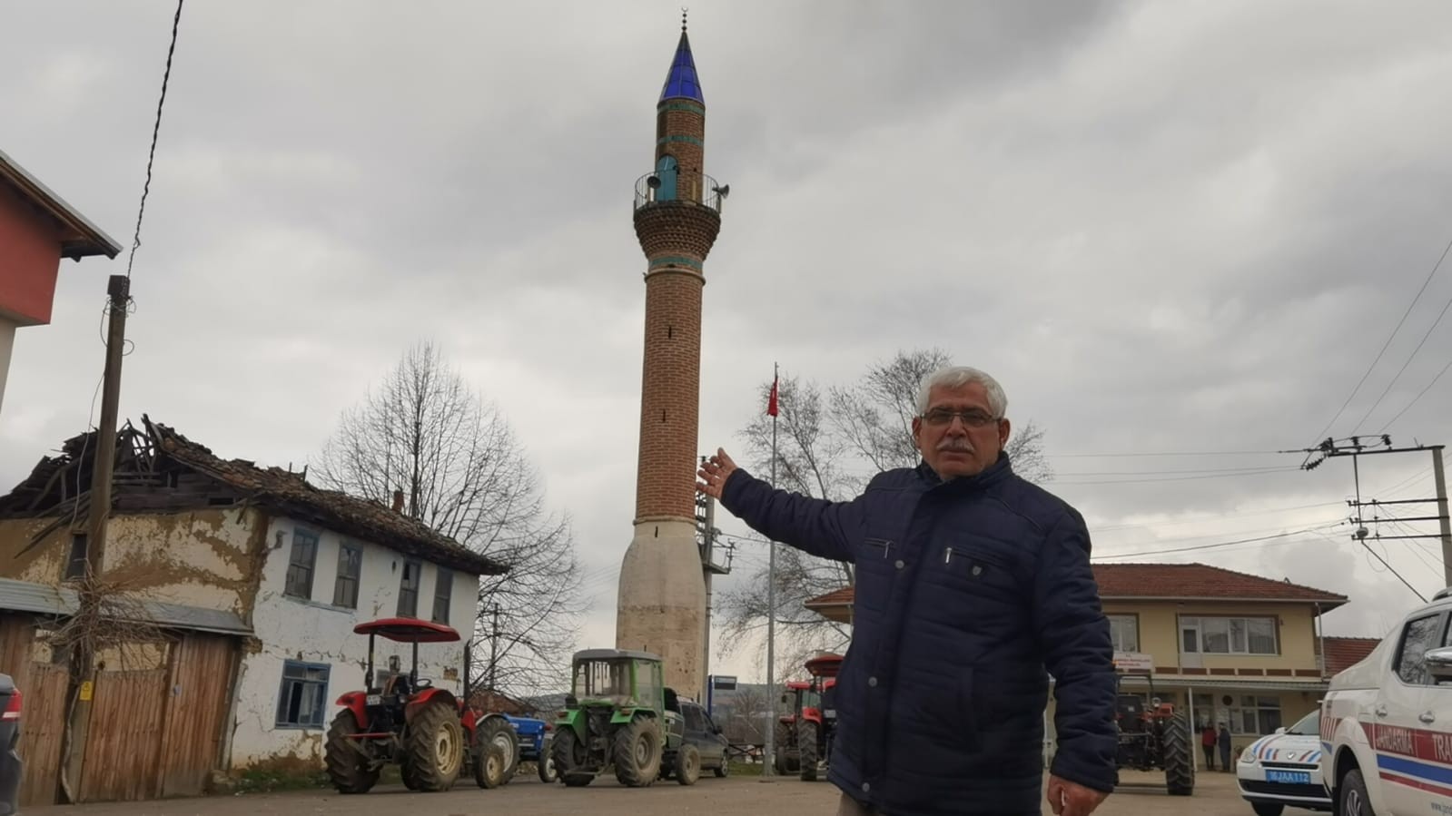 Camisiz minareyi görenler inanamıyor Bursa’nın İnegöl ilçesinde bulunan camisiz minare, görenleri hayrete düşürürken, Kaymakam Eren Arslan, minarenin daha elverişli hale gelmesi için ...