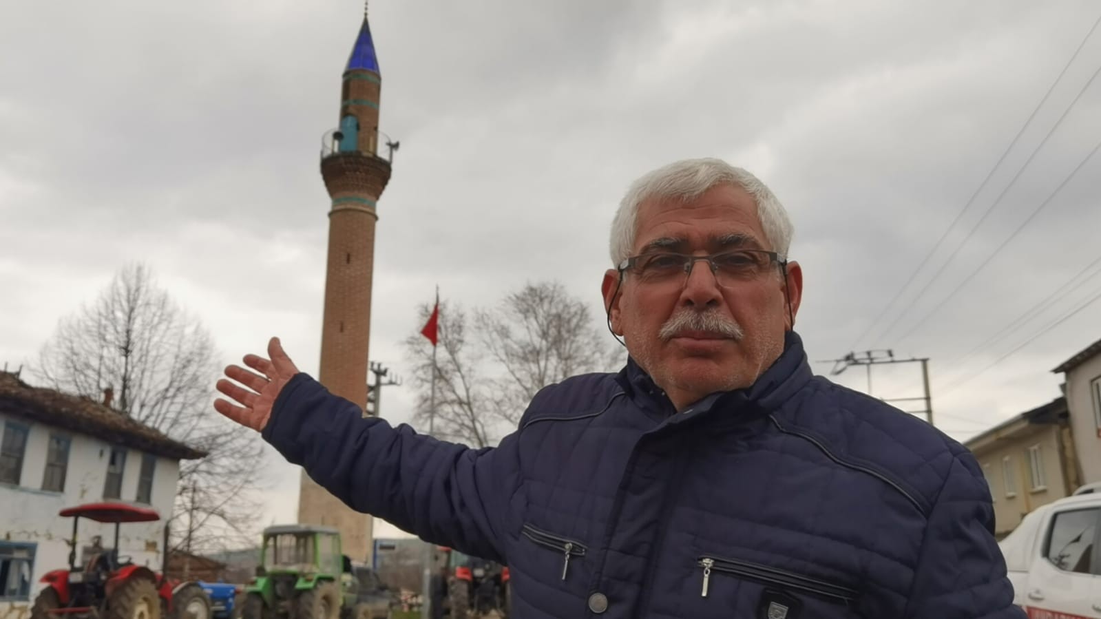 Camisiz minareyi görenler inanamıyor Bursa’nın İnegöl ilçesinde bulunan camisiz minare, görenleri hayrete düşürürken, Kaymakam Eren Arslan, minarenin daha elverişli hale gelmesi için ...