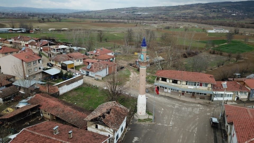 camisiz-minareyi-gorenler-inanamiyor-qtGLGECO.jpg