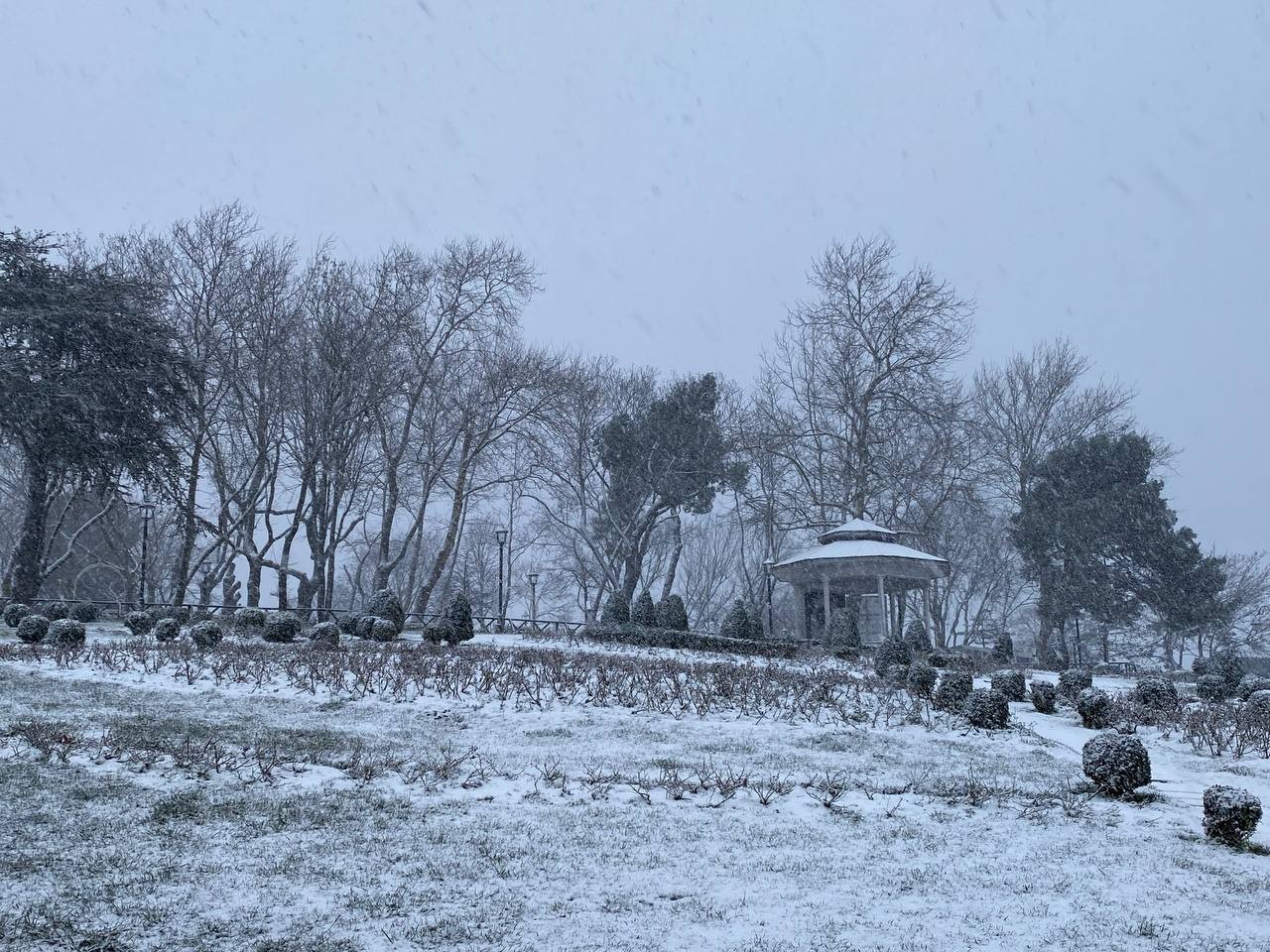 Çamlıca Tepesi beyaza büründü İstanbul’da beklenen kar yağışı sabah saatlerinde başladı. Anadolu yakasında yüksek kesimlerinde etkili olan yağış Çamlıca Tepesi’ni de beyaza ...
