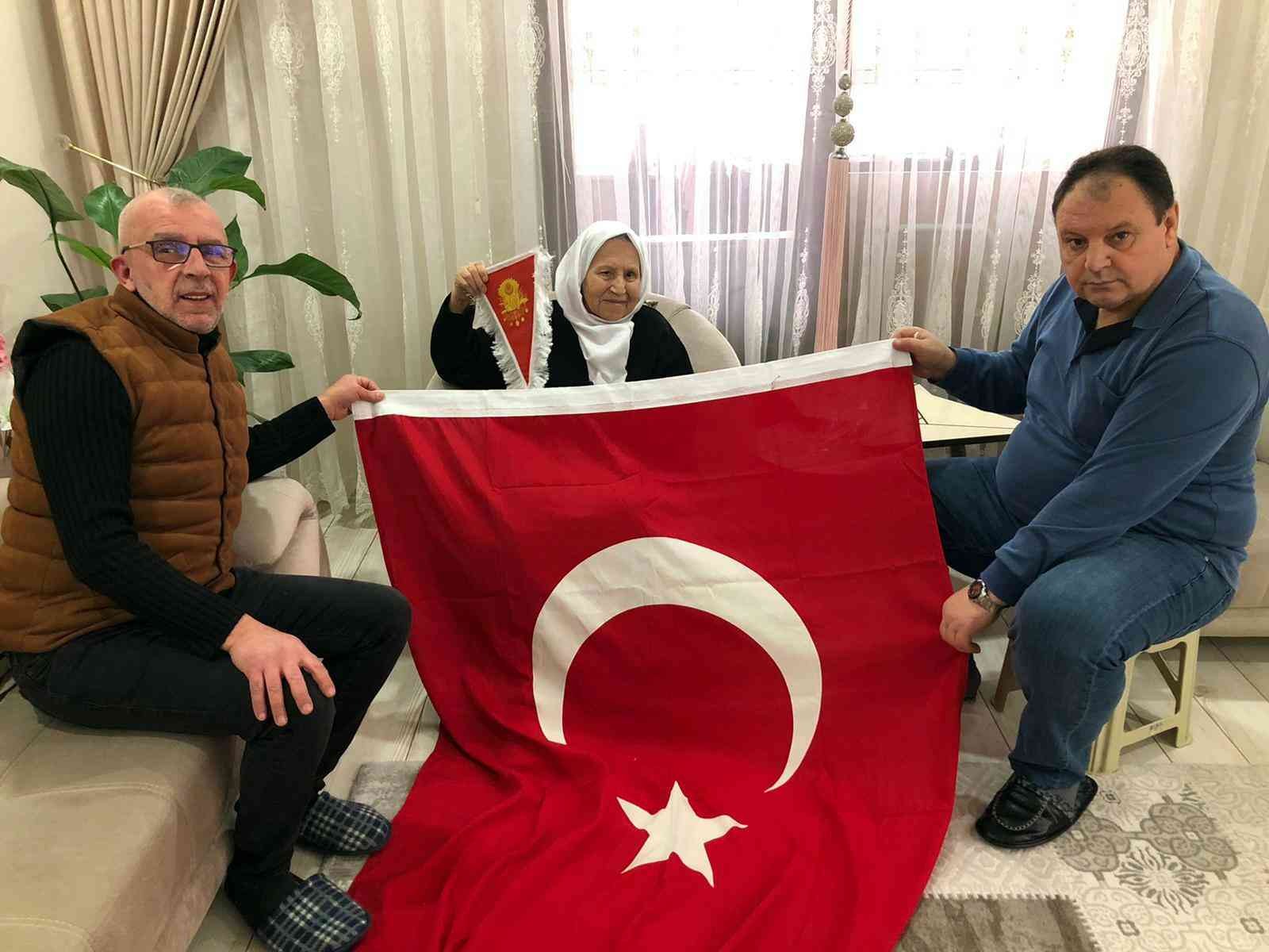 Çanakkale kahramanı Müstecip Onbaşı’nın kızı konuştu Çanakkale’de 30 Ekim 1915 tarihinde Kilitbahir’de nöbeti esnasında boğazdan geçmekte olan Fransız denizaltısı Turkuaz’ı top atışıyla vurarak ...