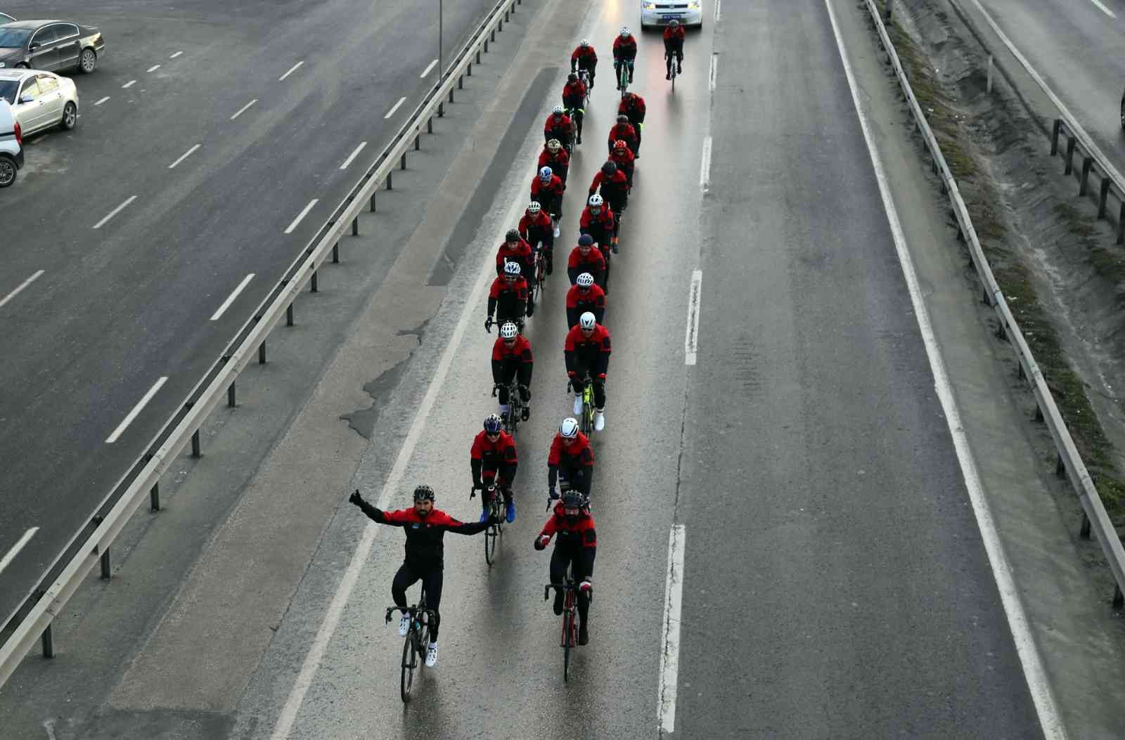 Çanakkale şehitleri anısına 300 kilometre pedal çevirecekler Büyükçekmece Belediyesi’nin geleneksel 18 Mart Çanakkale Zafer Turu etkinliği kapsamında yola çıkan 40 bisikletçi, Çanakkale şehitleri anısına ...