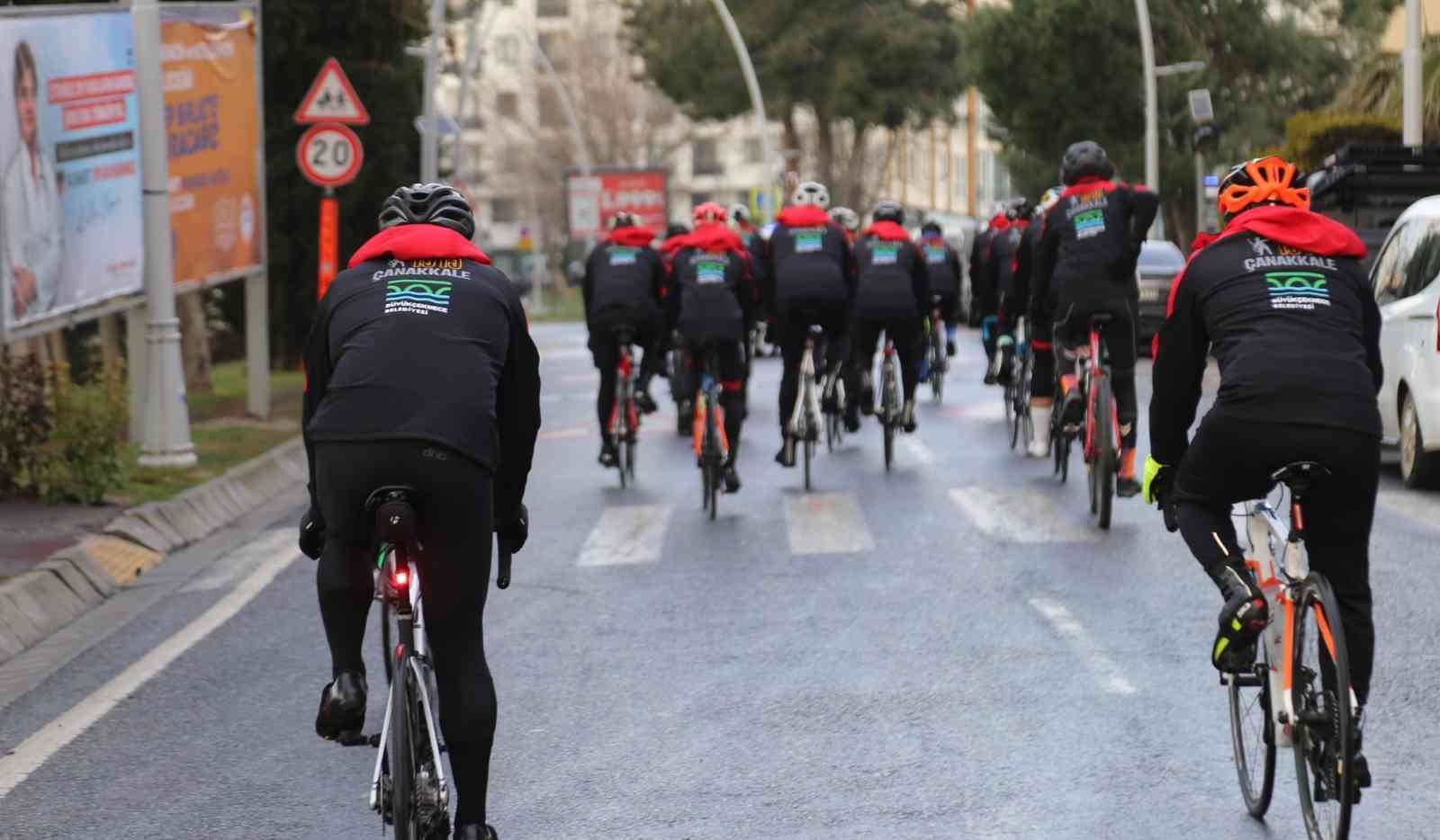 Çanakkale şehitleri anısına 300 kilometre pedal çevirecekler Büyükçekmece Belediyesi’nin geleneksel 18 Mart Çanakkale Zafer Turu etkinliği kapsamında yola çıkan 40 bisikletçi, Çanakkale şehitleri anısına ...