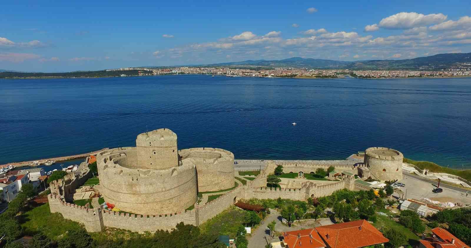 Çanakkale’de, 252 yıllık tarihi Namazgah Tabyasının sur duvarları restore ediliyor Çanakkale Savaşları sırasında 4. Ağır Topçu Alayı’nın karargah merkezi olan Namazgah Tabyalarının sur duvarlarının restorasyon çalışmaları ...
